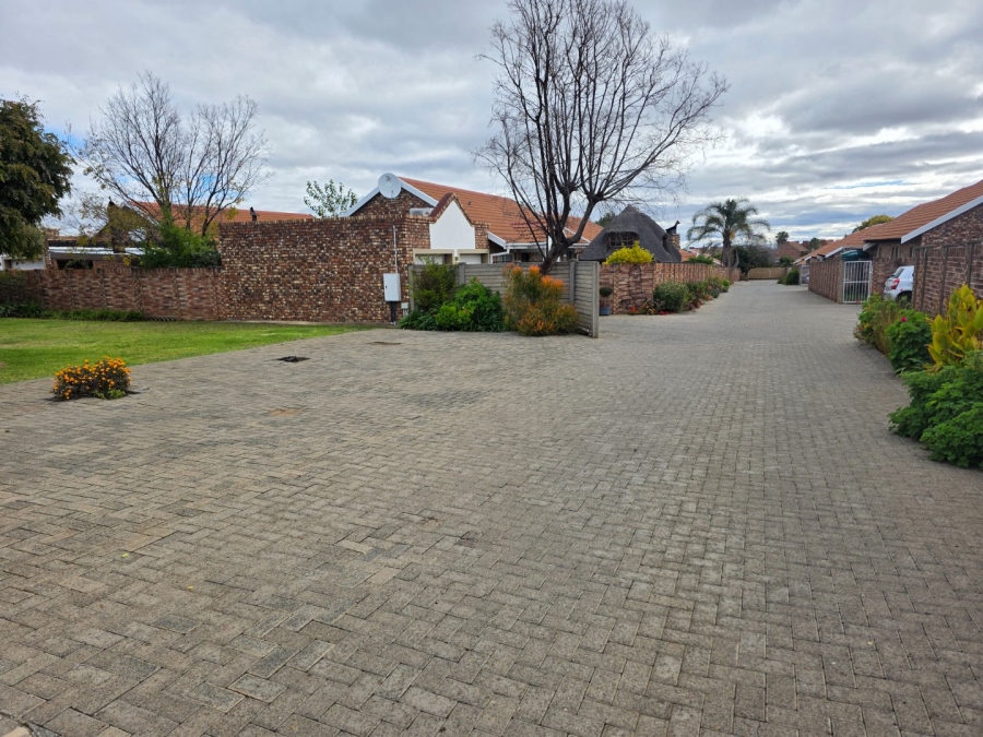 2 Bedroom Property for Sale in Langenhovenpark Free State